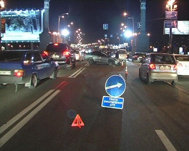 Машина протаранила отбоник киевского моста. Фото: Магнолия-ТВ