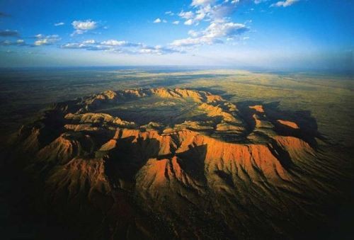  1. Вредефорт<br />
Вредефорт — ударный кратер на Земле, расположен в 120 километрах от Йоханнесбурга, ЮАР. Диаметр кратера составляет 250—300 километров, что делает его крупнейшим на планете. Назван в честь расположенного поблизости города Вредефорт. В 2005 году был зачислен в перечень объектов Всемирного Наследия ЮНЕСКО. Астероид, столкнувшийся с Землёй и образовавший кратер Вредефорт,  являлся одним из самых больших среди когда-либо соприкасавшихся с планетой после её формирования; по современным оценкам, его диаметр был около 10 километров. Образовавшийся в результате удара кратер имеет диаметр около 250—300 километров. Таким образом, кратер Вредефорт является самым большим образованием на Земле, вызванным контактом планеты с иными космическими телами<br />
