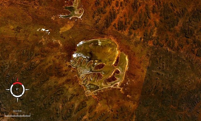 3. Акраман<br />
Акраман — ударный кратер в Австралии (штат Южная Австралия). Один из хорошо видимых в Google Earth кратеров. Возраст — около 590 млн. лет. Образовался в результате падения астероида-хондрита диаметром 4 км и плотностью 3 г/см³ со скоростью 25 км/с. Удар создал кратер около 90 км в диаметре. Взрыв привел к распространению обломков в одновозрастных отложениях на расстояние до 450 км. Последующие геологические процессы деформировали кратер.<br />
