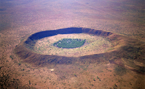 4. Вудлей<br />
Вудлей — метеоритный кратер в Западной Австралии, расположенный восточнее залива Шарк. Обнаружен группой из 4 учёных из Австралийского национального университета во главе с Артуром Дж. Мори  в 2000 году. Кратер не выходит на поверхность, поэтому его размеры до сих пор остаются неизвестными. Открыватели оценили его диаметр в 120 км, однако другие исследователи склоняются к меньшим размерам, в частности одной из работ приводится оценка в 60 км.<br />
