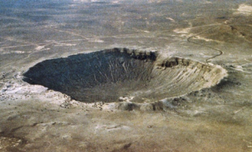 6. Мороквенг<br />
Мороквенг — ударный кратер, который сформировался в результате падения метеорита диаметром 5 км около 145 млн. лет назад. Находится в Южной Африке неподалёку от города Мороквенг. Удар создал кратер около 70 км в диаметре. Обнаружен он был в 1994 году благодаря аномалиям магнитного поля. Кольцо кратера было стёрто за миллионы прошедших лет и сейчас находится под песком. В 2006 году при бурении был найден осколок метеорита, имевший в диаметре около 25 см на глубине 770 метров.<br />
