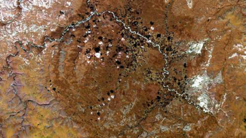 9. Попигай<br />
Кратер Попигай— метеоритный кратер в Сибири, в бассейне реки Попигай. Диаметр кратера — 100 км, расположен он на севере Сибири, частично в Красноярском крае, частично — в Якутии. Территория кратера практически не заселена, ближайший населённый пункт — село Хатанга находится примерно в 400 км на северо-запад от центра кратера. Кратер был образован в результате удара астероида примерно 36 миллионов лет назад. В сентябре 2012 года были рассекречены сведения о том, что в районе кратера находится крупнейшее в мире месторождение алмазов.<br />
