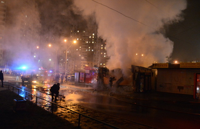 Как в Киеве тушили киоск с бельем. Фото: "Взгляд", Владимир Шевчук