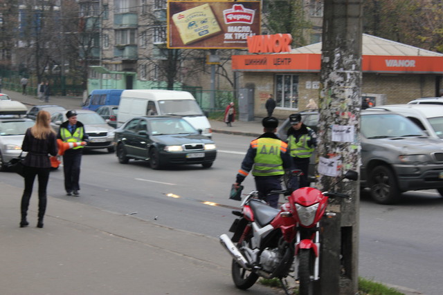 Девушку-водителя мотоцикла, столкнувшегося с фурой, увезла "скорая". Фото: Нинько Д.