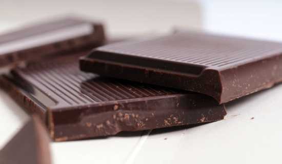 Темный шоколад<br />
В темном шоколаде есть эндорфины, которые заставляют людей чувствовать себя счастливее. Серотонин в шоколаде помогает справиться с депрессией, а теобромин, кофеин и другие вещества действуют как стимуляторы. Исследователи полагают, что потребление небольшого количества темного шоколада каждый день может снизить уровень давления.<br />
