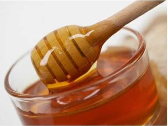 Мед пчелиный<br />
В мед входит ряд ферментов, которые значительно ускоряют реакции обмена веществ.  Мёд содержит 13-22% воды, 75-80% углеводов (глюкоза, фруктоза, сахароза), витамины В1, В2, В6, Е, К, С, провитамин А-каротин, фолиевую кислоту.  Мёд является природным антидепрессантом. Считается, что люди, принимающие мед по утрам, легче справляются с синдромом хронической усталости. Они менее агрессивны, раздражительны, менее восприимчивы к различным стрессовым ситуациям.<br />
