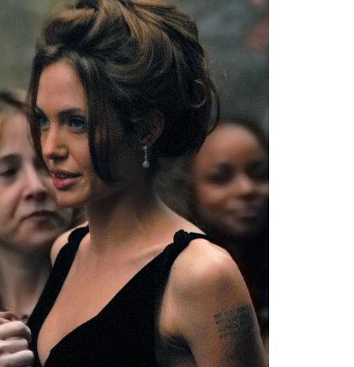 1. Анджелина Джоли<br />
Анджелина Джоли— американская актриса, режиссёр, фотомодель, посол доброй воли ООН. В 2009, 2011 и 2013 годах по версии журнала Forbes Джоли была названа самой высокооплачиваемой актрисой Голливуда. Анджелина Джоли является одной из самых татуированных знаменитостей: на её теле в разное время красовалось около двадцати татуировок.  14 мая 2013 года на страницах The New York Times Анджелина Джоли призналась, что в конце апреля 2013 года перенесла хирургическую операцию — двустороннюю профилактическую мастэктомию. После операции на груди заявила о намерении удалить себе яичники с целью снижения риска заболеть раком. На левом плече у актрисы татуировка с географическими координатами мест, где родился каждый из её детей. У актрисы шестеро детей, лишь трое — Шайло, Нокс и Вивьен — являются биологическими детьми Анджелины и Брэда Питта.<br />
