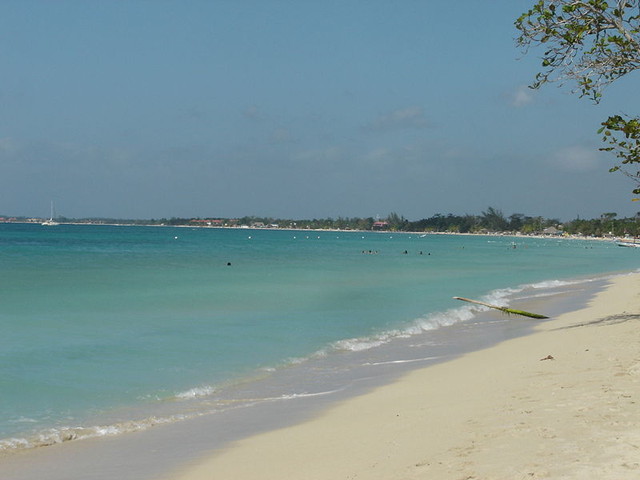 Ямайка<br />
Ямайка — островное государство в составе Британского Содружества в Вест-Индии.  Негрил — курортный город на острове Ямайка, расположен на побережье в западной части острова в устье реки Негрил является одной из туристических баз острова, особенно популярной среди молодоженов.  11-километровый пляж из песка белых кораллов  не нагревается даже в самый жаркий полдень. На острове имеется развитая гостиничная инфраструктура. В медовый месяц на Ямайке можно поплавать с дельфинами, покупаться в водопадах, насладиться экзотической  кухней.<br />
