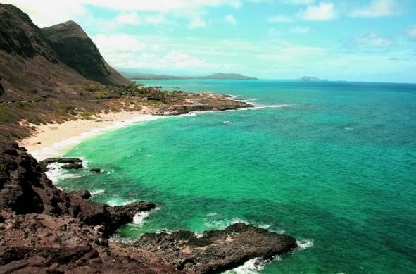 Гавайи<br />
Гавайи— штат США, расположен на Гавайских островах в центре Тихого океана в Северном полушарии на расстоянии 3700 км от континентальной части США. Основу экономики составляют туризм и сфера услуг. На островах — множество курортов, природных и исторических достопримечательностей, в том числе национальных парков, входящих в систему национальных парков США. Остров Оаху — третий по величине и наиболее населённый остров Гавайского архипелага. Этот остров подойдет для молодоженов, предпочитающих активно развлекаться. Шоппинг, рестораны, бары и ночные клубы – всего здесь предостаточно для веселого провождения медового месяца. Остров являлся местом съёмок известных фильмов  "Остаться в живых", "Парк Юрского периода", "Пёрл-Харбор" и ряда других. Остров Мауи- идеален для молодоженов, ищущих романтики. На острове прекрасные пляжи, находясь на которых, можно наблюдать изумительный  восход солнца.<br />
