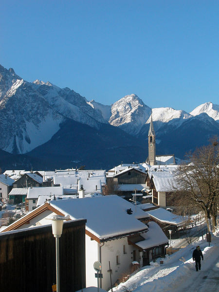 Швейцария<br />
Швейцария — государство в Западной Европе. Граничит на севере с Германией, на юге — с Италией, на западе — с Францией, на востоке — с Австрией и Лихтенштейном. Лыжный спорт и альпинизм очень популярны в Швейцарии. Такие места, как Давос, Санкт-Мориц и Церматт, являются одними из лучших лыжных центров в мире. Отличные условия, снег, широкие склоны Альп, захватывающие дух пейзажи и, прежде всего, швейцарское качество обслуживания являются лишь небольшой частью из списка причин, которые делают Швейцарию одним из лучших направлений для медового месяца. <br />
Швейцарская кухня заслуживает признания у гурманов всего мира, у неё немало деликатесов. Одна из главных деликатесов Швейцарии — это шоколад, который, несомненно, сделает ваш медовый месяц еще более сладким. Швейцария известна не только культурным и национальным разнообразием, но также и богатым выбором блюд французской, итальянской, немецкой кухни.<br />
