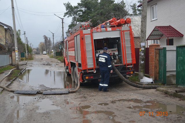 Спасатели боролись с ноябрьским потопом в Ирпене. Фото: ГосЧС