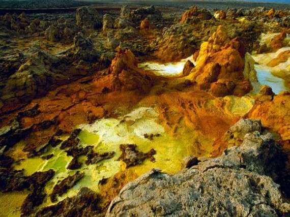 3.  Вулкан Даллол <br />
Даллол — сохраняющий активность вулканический кратер в Эфиопии. Вулкан известен своими внеземными пейзажами, напоминающими Ио, спутник планеты Юпитер. Его  лава состоит из серы и андезита. В 1926 году при крупном взрыве образовалось крупное озеро, расположенное на высоте 48 метров ниже уровня моря. Окраска озера фиолетово-желтого цвета. На краю кратера находится село Даллол.