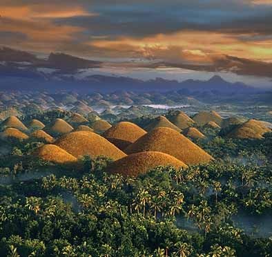 10. Шоколадные холмы<br />
Шоколадные холмы — геологическое образование в филиппинской провинции Бохоль. На площади в 50 квадратных километров расположено, по разным источникам, от 1260 до 1776 холмов. Холмы покрыты зеленой травой,  которая во время сухого сезона меняет свой цвет на коричневый. Отсюда и происходит название холмов.<br />
Шоколадные холмы являются туристической достопримечательностью Бохоля. Они изображены на флаге и гербе провинции, символизируя изобилие в ней природных достопримечательностей. Также холмы находятся в списке важнейших объектов туристического направления на Филиппинах; они объявлены третьим по значению геологическим памятником в стране и предложены к включению в список Всемирного наследия ЮНЕСКО.
