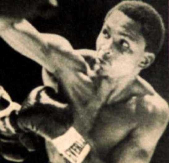 6.Эстебан Де Хесус<br />
Эстебан Де Хесус (2 августа 1951—11 мая 1989) —пуэрториканский боксёр-профессионал, выступавший во 2-й полулёгкой, лёгкой и 1-й полусредней весовых категориях. Чемпион мира в лёгкой (версия WBC, 1976—1978) весовой категории. За свою профессиональную карьеру он одержал 57 побед. <br />
В 1981 году, Де Хесус застрелил подростка. Суд приговорил его к пожизненному заключению. В тюрьме пуэрториканец подсел на героин. Там он заразился СПИДом, употребляя наркотики с другими заключённым через одну иглу. В мае 1989 года Де Хесус умер.<br />
