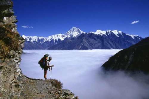 1. Эверест или Джомолунгма<br />
Расположена в Гималаях, в хребте Махалангур-Химал (в части, называемой Кхумбу-Гимал). Южная вершина (8760 м) лежит на границе Непала иТибетского автономного района (Китай), Северная (главная) вершина (8848 м) расположена на территории Китая. Эверест имеет форму трехгранной пирамиды, южный склон более крутой. На южном склоне и ребрах снег и фирн не удерживаются, вследствие чего они обнажены. Высота Северо-восточного плеча – 8393 м. Высота от подножия до вершины – около 3550 м. Вершина состоит в основном из осадочных отложений. На вершине Джомолунгмы бывают сильнейшие ветра, скорость их достигает  55 м/с. Температура воздуха ночью понижается до −60 °C.  23 мая 2013 года 80-летний японец Юитиро Миура, завершив восхождение, стал самым пожилым человеком, покорившим вершину Эвереста. До этого рекорд принадлежал 76-летнему непальцу Мин Бахадур Шерхан<br />
