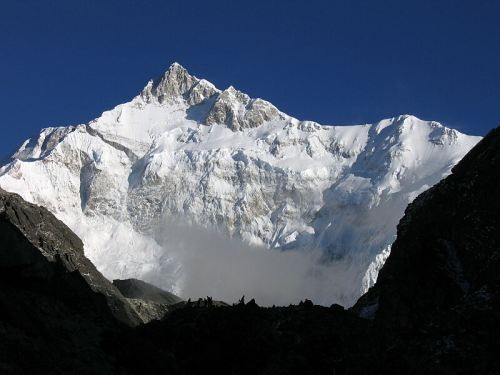 3. Канченджанга<br />
Канченджанга— горный массив в Гималаях. Главная вершина массива высотой 8586 м над уровнем моря. Горный массив Канченджанга находится на границе Непала и Индии (штат Сикким), в Гималаях. Состоит из 5 вершин, 4 из которых превышают 8 км. Горный массив Канченджанга частично входит в состав национального парка Канченджанга (Индия, штат Сикким). Название 