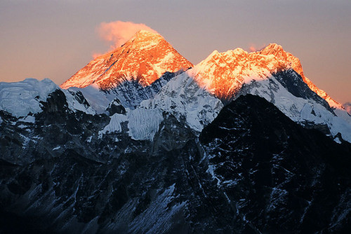 4. Лхоцзе<br />
Лхоцзе — вершина в Гималаях. Лхоцзе находится на границе Непала с Китаем (Тибетский автономный район), в Гималаях в 3 км к югу от Джомолунгмы. Входит в горный хребет Махалангур-Гимал. У Лхоцзе выделяют 3 вершины, высотой превышающих 8000 м. До сих пор на вершину Лхоцзе проложено наименьшее количество маршрутов по сравнению с другими главными вершинами выше 8000 метров. В 1956 году — путь швейцарцев по ледово-снежному кулуару Северо-Западного склона, в 1990 году — делегация советской экспедиции по Южной стене, в 2010 году — одиночное покорение  Дениса Урубко с Южного седла Эвереста вдоль Северного гребня.<br />

