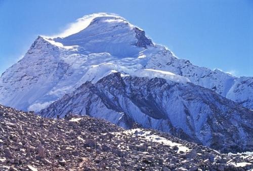 6. Чо-Ойю<br />
Чо-Ойю— горная вершина в Гималаях. Высота над уровнем моря – 8201 м. В нескольких километрах к западу от Чо-Ойю пролегает перевал Нангпа Ла высотой 5716 м, покрытый льдом. Через этот перевал проходит основная торговая тропа, проложенная шерпами из Непала в Тибет. Восхождение совершают со стороны Тибета, со стороны Непала очень сложная южная стена, которую покорить удалось немногим. Вершина Чо-Ойю входит в состав национального парка Сагарматха (Непал). В 2009 году гору покорили  Денис Урубко и Борис Дедешко (ЦСКА Казахстана) по юго-восточной стене. Восхождение отмечено наградой 