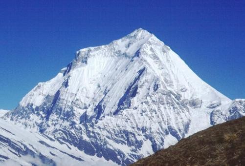 7. Дхаулагири<br />
Дхаулагири — многовершинный горный массив в Гималаях. Главная вершина массива высотой 8167 м над уровнем моря. Горный массив Дхаулагири находится в Непале. Он расположен в южном отроге Главного Гималайского хребта, западнее его прорыва рекойКали-Гандаки, в междуречье Маянгди и Кали-Гандаки. Состоит из 11 вершин, главная из которых превышает 8 км, остальные 10 превышают 7 км. В переводе с санскрита 