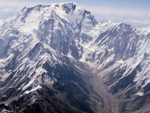 9. Нангапарбат<br />
Нангапарбат (8126 м)— расположена  на северо-западе Гималаев, является их ярко выраженным северо-западным окончанием. Входит в тройку самых опасных для восхождения вершин. В 2012 году   шотландские альпинисты Сэнди Алле и Рик Аллен совершили первое прохождение хребта Мазено  с восхождением на вершину Нангапарбат. Всего на 2011 год, согласно исследованиям  на Нангапарбате, погибли 64 альпиниста. 22 июня 2013 года на базовый лагерь со стороны Диамир было совершено нападение боевиков, погибли 10 альпинистов из разных стран (трое харьковчан – Игорь Свергун (руководитель экспедиции), Дмитрий Коняев и Бодави Кашаев.) и один работник лагеря – пакистанец. Ответственность за нападение взяла группировка 