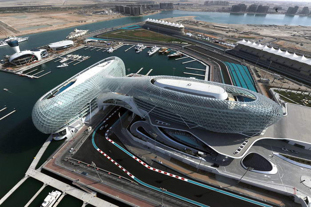 2. Yas Marina Circuit<br />
Yas Marina Circuit-гоночная трасса в Абу-Даби, ОАЭ, на которой дебютировал Гран-при Абу-Даби в сезоне 2009 года Формулы-1.  Трасса расположена на искусственном острове Яс, площадью 2500 га.  Вблизи трассы расположены гавань для яхт, парк развлечений Ferrari, отели, элитное жильё, бассейны, площадки для гольфа и торговый центр 