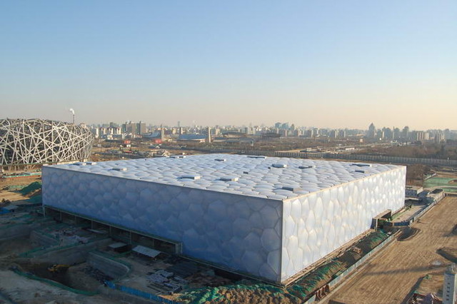3. Пекинский национальный плавательный комплекс<br />
Пекинский национальный плавательный комплекс, известный также как Водяной куб, построен к Олимпиаде 2008 года в Пекине. Центр расположен в Олимпийском парке рядом с Пекинским национальным стадионом 