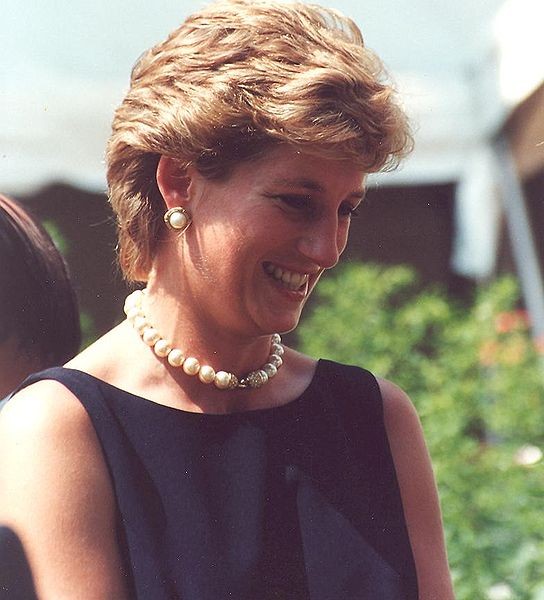 4. Принцесса Диана<br />
Диана, принцесса Уэльская – с 1981 и по 1996 первая жена принца Уэльского Чарльза, наследника британского престола. Широко известна как принцесса Диана, леди Диана или леди Ди. По данным опроса, проведённого в 2002 году компанией Би-би-си, Диана заняла третье место в списке ста величайших британцев в истории. В 2007 году, через 10 лет после её смерти, в день, когда принцессе Диане исполнилось бы 46 лет, был проведен памятный концерт, названный 