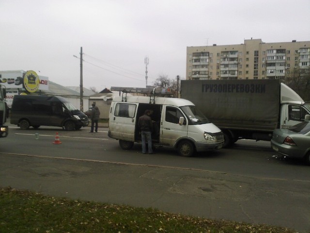 Утром в Киеве столкнулись четыре авто. Фото: Магнолия-ТВ.