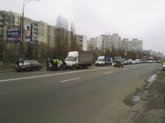 Утром в Киеве столкнулись четыре авто. Фото: Магнолия-ТВ.
