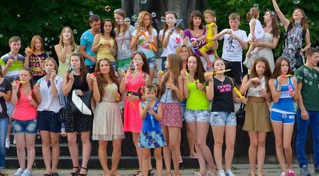 Как дети. Студенты Луганска устраивают праздник пузырей. Фото: А. Старченко