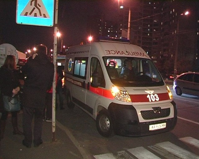 В Киеве на "зебре" машина сбила двух пешеходов за раз. Фото: Магнолия-ТВ