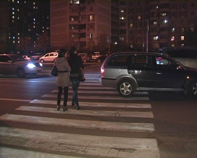 В Киеве на "зебре" машина сбила двух пешеходов за раз. Фото: Магнолия-ТВ