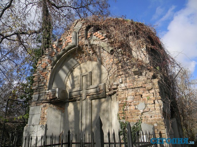 Христианский склеп. Старинный памятник почти разрушен, а имя покойного не сохранилось<br />

