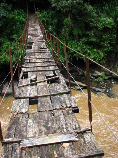 5. Мост над рекой Котмале, Шри-Ланка<br /><br />
Этот мост, протянутый над быстрой рекой, состоит из весьма неустойчивых досок. Так что лучше внимательно смотреть под ноги, чтобы не пришлось познакомиться острыми камнями на дне реки.