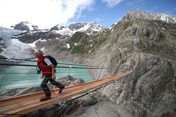 4. Мост над озером Трифт, Швейцария<br /><br />
Самый длинный подвесной мост в Альпах: 167 метров в длину и 92 – в высоту. Протянут он над живописным озером Тифт в центральной Швейцарии. И, хотя относительно вышеприведенных мостов он выглядит вполне надежно, перевалиться через его невысокие перила было бы крайне неприятно.