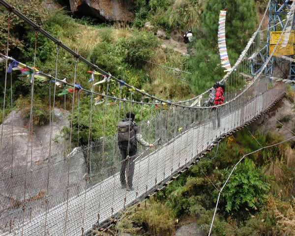 2. Долина Лантанг, Непал<br /><br />
Еще один мост в непроходимых горах Непала, на первый взгляд, может показаться более-менее надежным, однако сильный порыв ветра вполне может перевернуть его вверх тормашками.