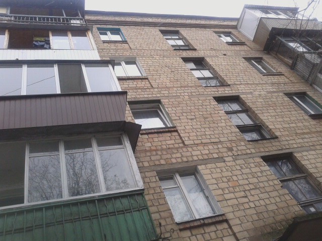 Вор, убегая из киевской квартиры, спрыгнул с четвертого этажа. Фото: Магнолия-ТВ