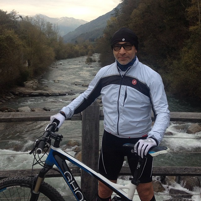 Набраться сил. Кернес катался на велосипеде и купался в горной реке. Фото: 