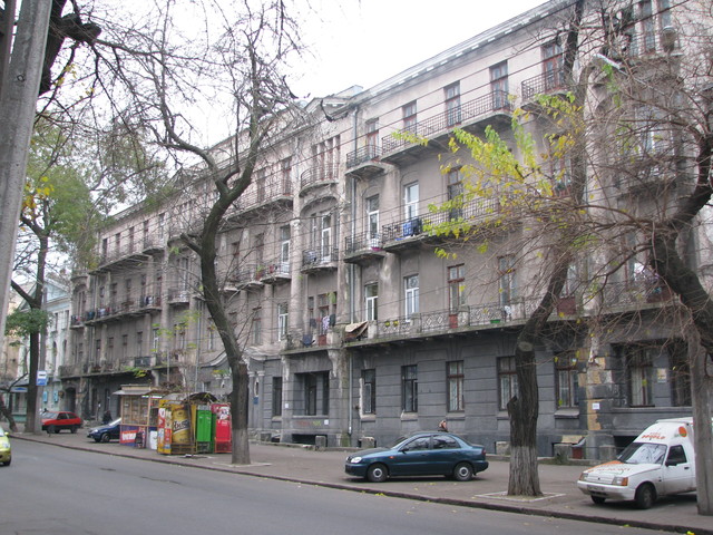 Памятник. Студенты живут в самом знаменитом доме. Фото: А. Жуков