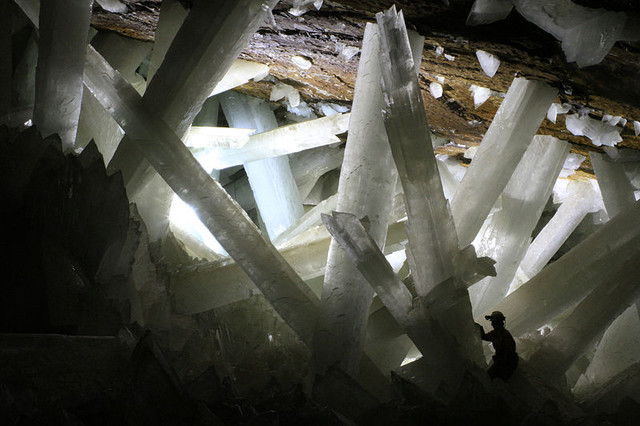 6. Пещера кристаллов<br />
Пещера кристаллов соединена с шахтовым комплексом Найка. Она расположена на глубине 300 метров под городом Найка, штат Чиуауа, Мексика. Пещера уникальна наличием гигантских кристаллов селенита (минерал, структурная разновидность гипса). Наибольший из найденных кристаллов имеет размер 11 м в длину и 4 м в ширину, при массе 55 тонн. Это одни из самых больших известных кристаллов. В пещере очень жарко, температуры достигают 58 °C при влажности 90-100 %. Эти факторы сильно затрудняют исследование пещеры людьми, делая необходимым использование специального снаряжения. Даже со снаряжением нахождение в пещере обычно не превышает 20 минут. В шахтовом комплексе Найка имеются существенные залежи серебра, цинка, свинца. <br />
