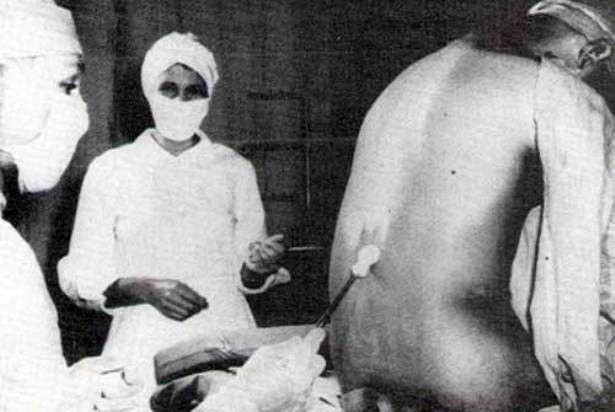 3. Исследование сифилиса Таскиги<br /><br />
Исследование Таскиги —  известный медицинский эксперимент, длившийся с 1932 по 1972 год в городе Таскиги штата Алабама. Исследование проводилось под эгидой Службы общественного здравоохранения США и имело за цель исследовать все стадии заболевания сифилисом с помощью  афроамериканского населения. К 1947 году пенициллин стал стандартным методом лечения сифилиса, но больным не сообщали об этом. Вместо этого ученые продолжили исследования, скрыв информацию о пенициллине от пациентов. Кроме того, ученые следили, чтобы участники исследования не получили доступ к лечению сифилиса в других больницах. <br />
Исследование продолжалось до 1972 года, когда утечка в прессу привела к его прекращению. В результате многие люди пострадали, многие умерли от сифилиса, заразив своих жён и детей, рождённых с врождённым сифилисом. Этот эксперимент называют, возможно, самым позорным биомедицинским исследованием в американской истории. К моменту прекращения эксперимента, в живых из 399 людей, на которых проводились исследования, осталось лишь 74. 28 умерли от сифилиса, 100 — от осложнений, вызванных им. Было заражено 40 их жён и 19 детей, родившихся с врождённым сифилисом. <br />
В 2005 году были обнародованы документы, подтверждавшие, что в 1946—1948 годах Соединённые Штаты проводили аналогичное исследование сифилиса на гражданах Гватемалы, к которому были причастны доктор Джон Катлер, также вовлечённый в эксперимент в Таскиги, и ряд гватемальских чиновников. Жертвами гватемальского эксперимента стали 83 человека.<br />

