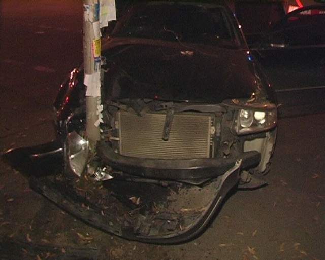 Автомобиль чуть не снес столб со светофором. Фото: Магнолия-ТВ