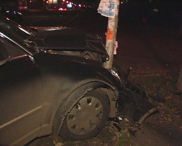 Автомобиль чуть не снес столб со светофором. Фото: Магнолия-ТВ