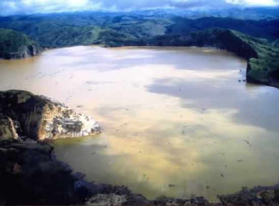 1.Озеро Ньос<br />
Ньос — кратерное озеро в Камеруне. Из озера берет начало левый приток реки Жонга. На большой глубине под горным образованием расположена магма, непрерывно выделяющая диоксид углерода, который поднимается вверх  и растворяется в подземных водах, питающих озеро. На прилегающих к озеру территориях есть много источников газированной воды. Глубина озера Ньос – 209 м, длина – 1400 м, ширина – 900 м. Северный берег озера окаймляет естественная дамба из вулканических пород, высотой до 40 м.<br />
