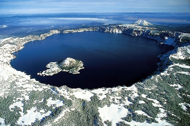3.Озеро Крейтер<br />
Крейтер— кратерное озеро в США, штат Орегон. Основная достопримечательность национального парка Озеро Крейтер известно своим глубоким синим цветом и чистотой воды. Озеро частично заполняет котловину глубиной 1,220 м, сформировавшуюся примерно 7 700 лет назад после разрушения вулкана Мазама. Размеры озера: 8 на 9,6 км, средняя глубина 350 м. Максимальная глубина составляет 594 м, это глубочайшее озеро в США, второе по глубине в Северной Америке. Озеро Крейтер также славится огромным бревном под названием 