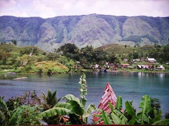 4.Озеро Тоба<br />
Озеро Тоба — озеро на севере центральной части индонезийского острова Суматра, находящееся в вулканической котловине, образованной одноименным вулканом. Озеро, расположенное на высоте 900 метров над уровнем моря, достигает 100 км в длину и 30 км в ширину. Максимальная глубина озера составляет 505 метров. Тоба является самым большим озером в Индонезии и крупнейшим вулканическим озером в мире. Озеро является местом колоссального вулканического извержения, произошедшего 77 тысяч лет назад и вызвавшего глобальные климатические изменения. Считается, что это извержение, оцененное в 8 баллов по шкале вулканических извержений, стало самым мощным на Земле за последние 25 миллионов лет.<br />
