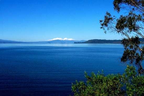 5.Озеро Таупо<br />
Таупо — кратерное озеро на Северном острове Новой Зеландии, на берегах озера располагается город с одноименным названием. Таупо самое большое озеро в Новой Зеландии и крупнейшее озеро с пресной водой в регионе южной части Тихого океана и Австралии. Площадь его — 616 км². Наибольшая глубина — 186 м. Длина наибольшего поперечника — 44 км. Длина береговой линии — 193 км. Площадь водосбора — 3487 км². Из озера вытекает крупнейшая река страны Уаикато. Озеро образовалось в результате сильнейшего извержения вулкана Таупо примерно 27 тысяч лет тому назад. Природная уникальность озера делает его одним из популярнейших мест отдыха новозеландцев и туристов из других стран. Ежегодно его посещают примерно 1,2 млн. человек. Озеро Таупо и история его возникновения подробно описаны в заключительной части приключенческого романа Жюля Верна 