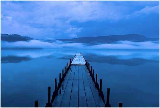 8.Озеро Товада<br />
Товада — самое крупное кратерное озеро на острове Хонсю, Япония. Расположено на высоте 400 м над уровнем моря в национальном парке на границе префектур Аомори и Акита. Стенки кальдеры достигают в некоторых местах высоты 1 000 м и достигают  вершины на вулкане Товада на высоте 1 159 м. Ярко-синий цвет озера является результатом чистой воды и большой глубины озера (326,8 м — третье по глубине озеро Японии). Видимость составляет 15 м. Площадь озера — 61,0 км², его объем составляет 4,19 км³, а периметр — 46 км. Из озера вытекает река Оирасэ. Озеро ежегодно посещает около  3 миллионов туристов. <br />
