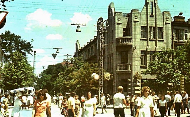 40 лет назад. Асфальтированные улицы с подвесным фонарным освещением в 70-х. Фото: yandex.fotki.ru<br />
