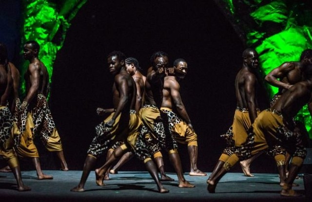 На сцене. Сто мускулистых африканцев лихо исполняют сложнейшие танцевальные композиции